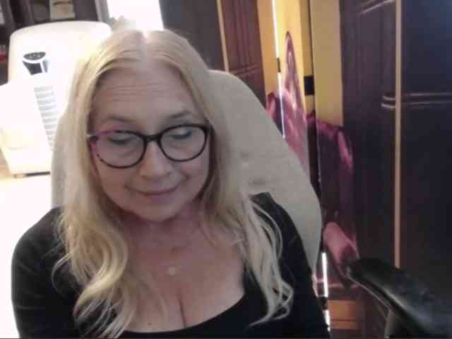 BlondeSofia webcam