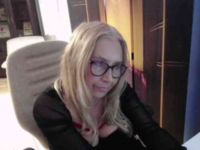 BlondeSofia webcam