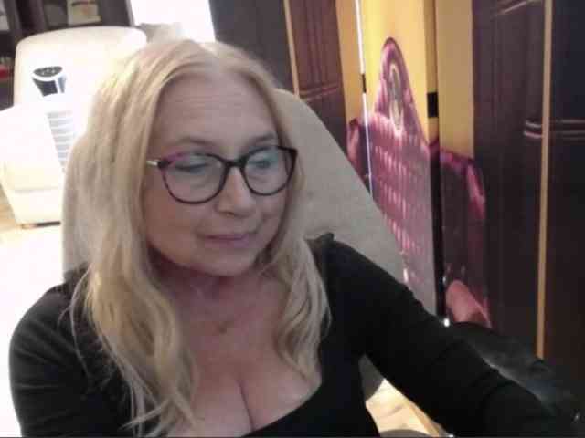 BlondeSofia webcam