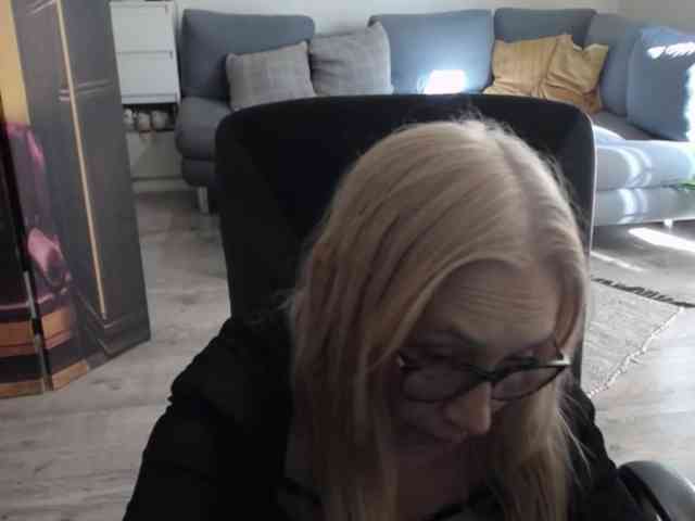 BlondeSofia webcam