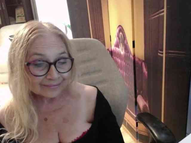 BlondeSofia webcam