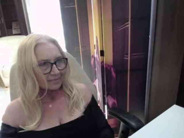 BlondeSofia webcam