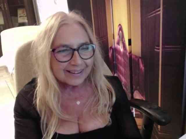 BlondeSofia webcam