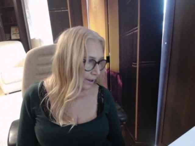 BlondeSofia webcam