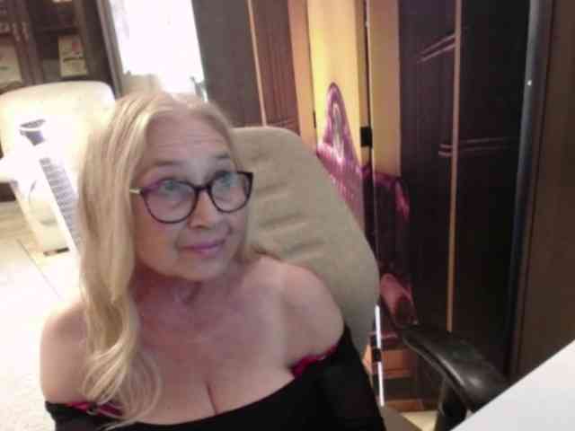 BlondeSofia webcam