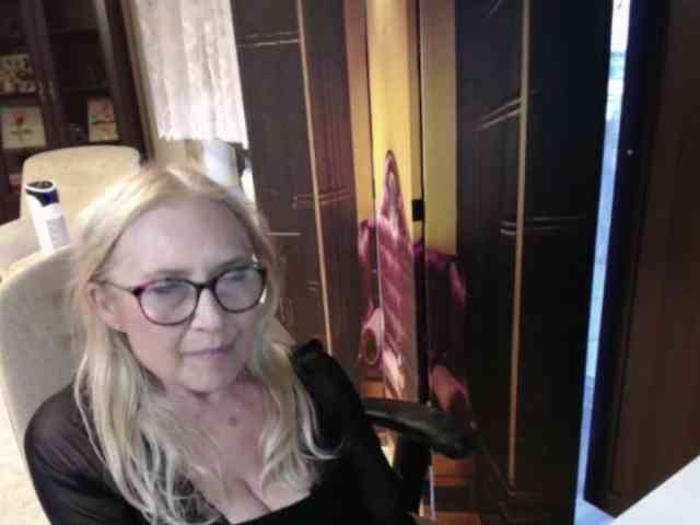 BlondeSofia webcam