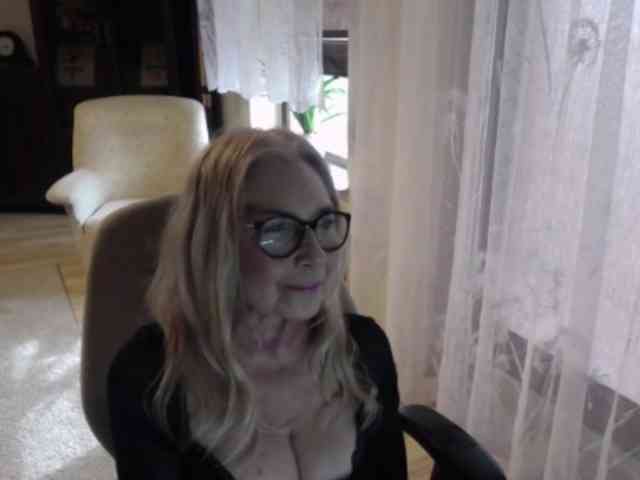 BlondeSofia webcam