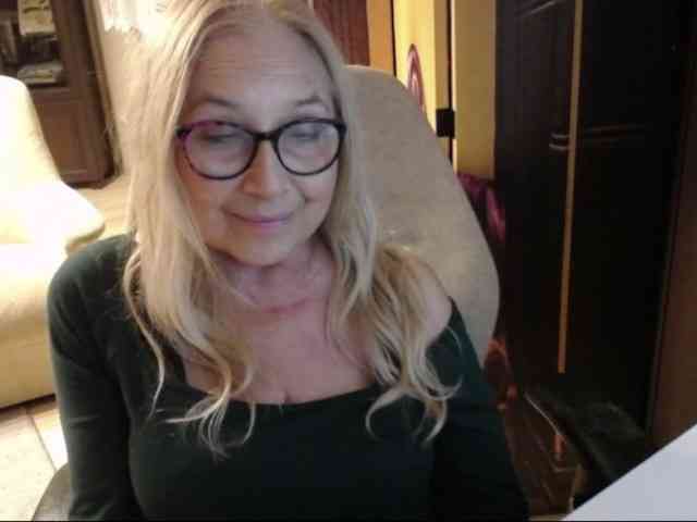 BlondeSofia webcam