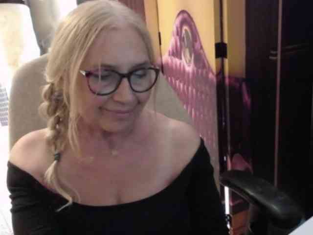BlondeSofia webcam