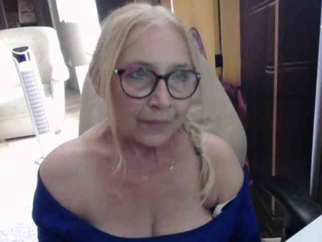 BlondeSofia webcam