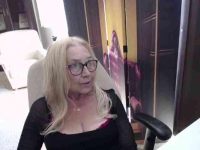 BlondeSofia webcam
