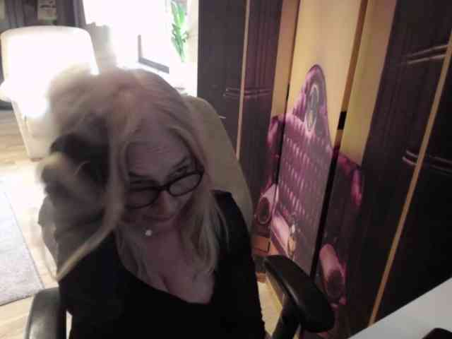 BlondeSofia webcam