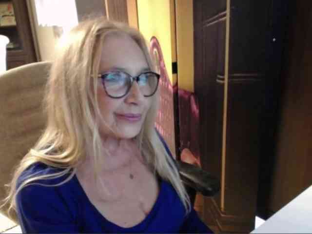BlondeSofia webcam