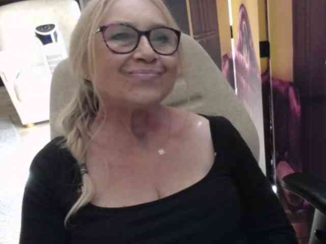 BlondeSofia webcam