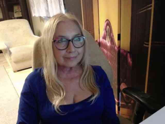BlondeSofia webcam
