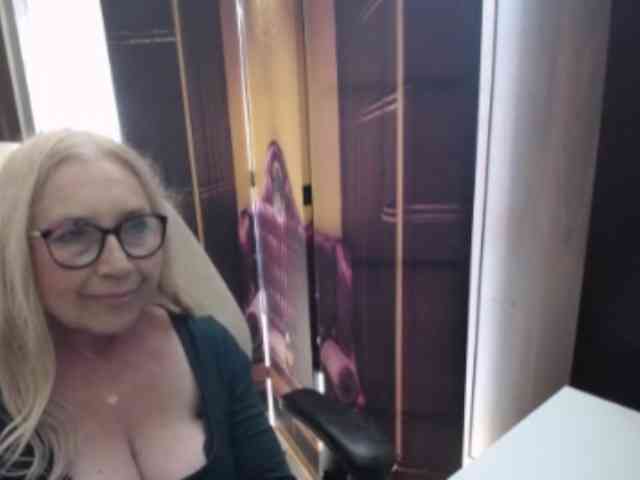 BlondeSofia webcam