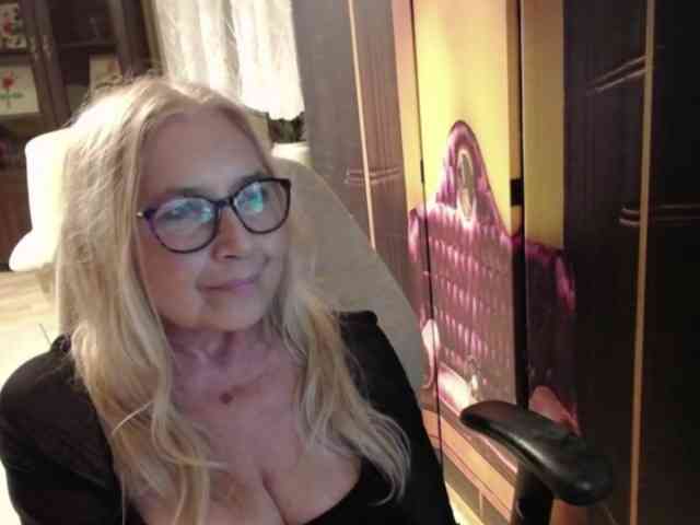 BlondeSofia webcam