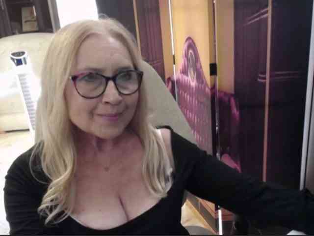 BlondeSofia webcam