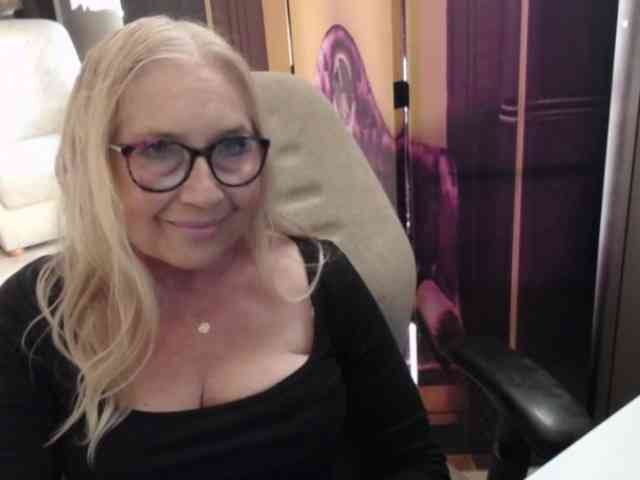 BlondeSofia webcam