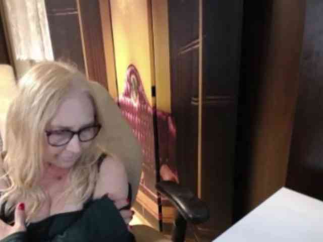 BlondeSofia webcam