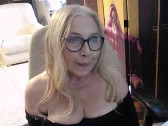 BlondeSofia webcam