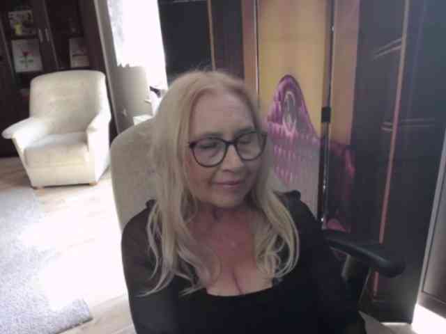 BlondeSofia webcam