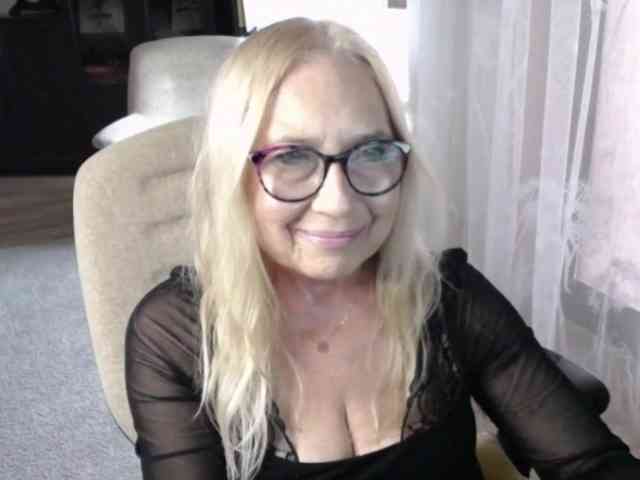 BlondeSofia webcam