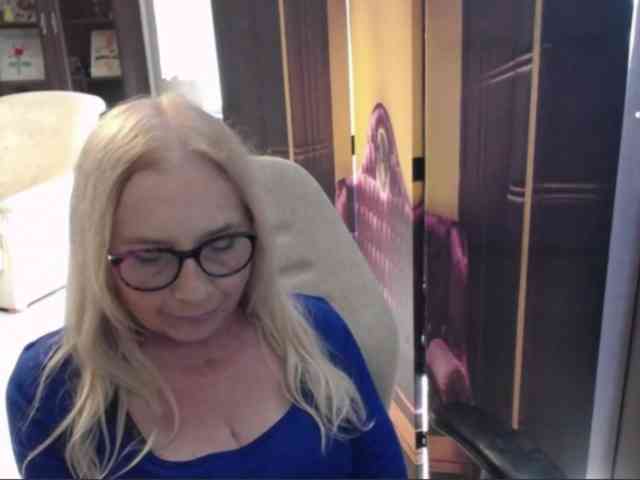 BlondeSofia webcam
