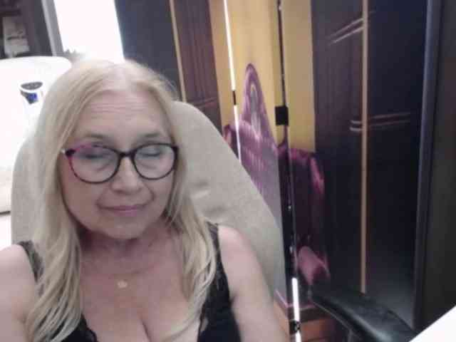 BlondeSofia webcam