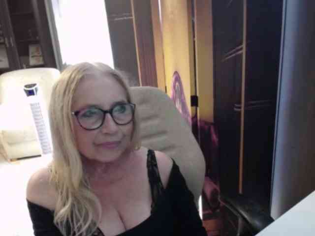 BlondeSofia webcam