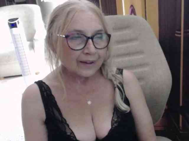 BlondeSofia webcam
