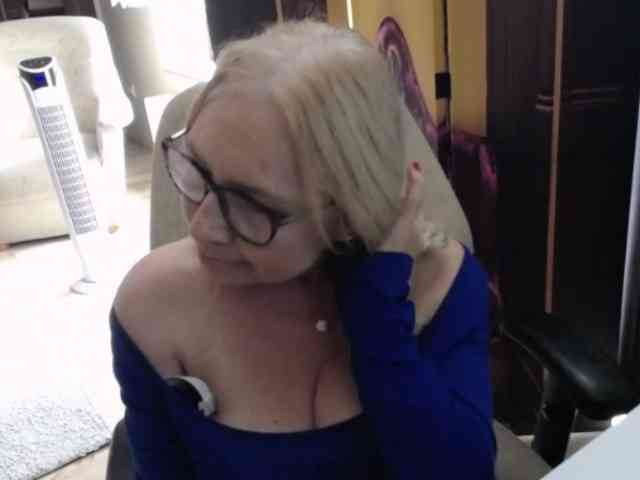 BlondeSofia webcam