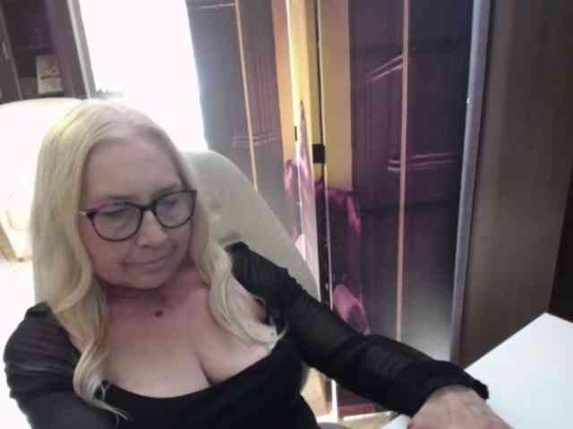 BlondeSofia webcam