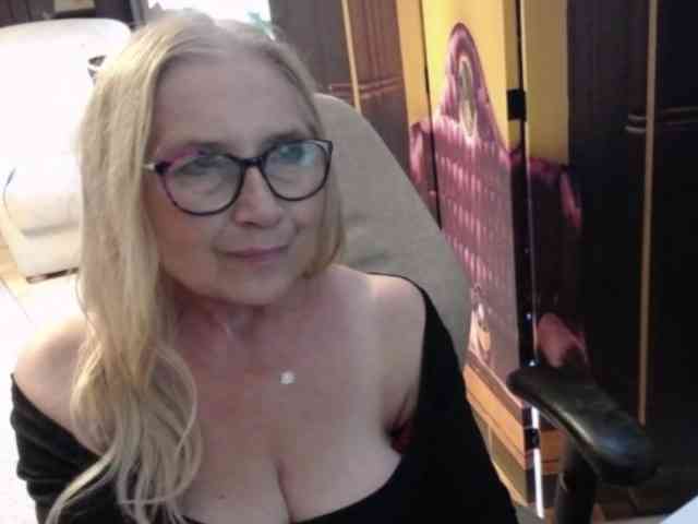 BlondeSofia webcam