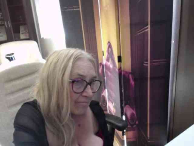 BlondeSofia webcam