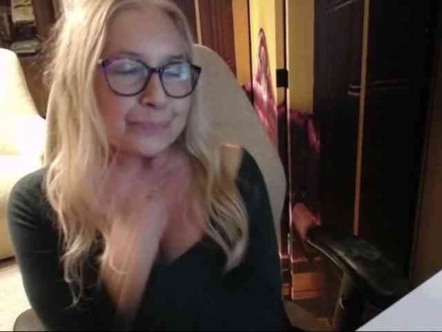 BlondeSofia webcam