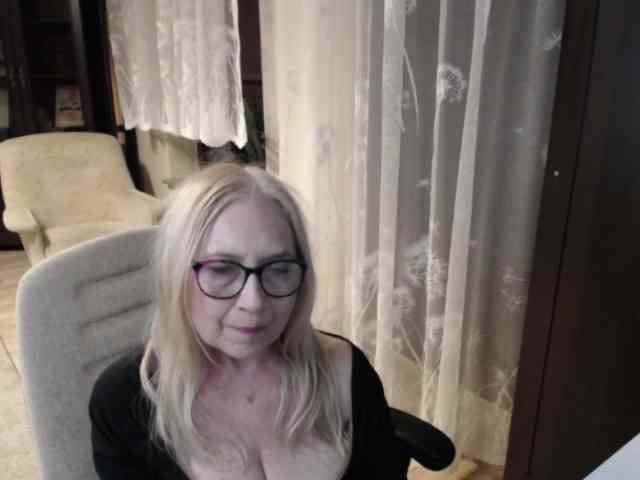 BlondeSofia webcam