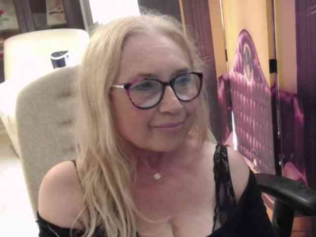BlondeSofia webcam