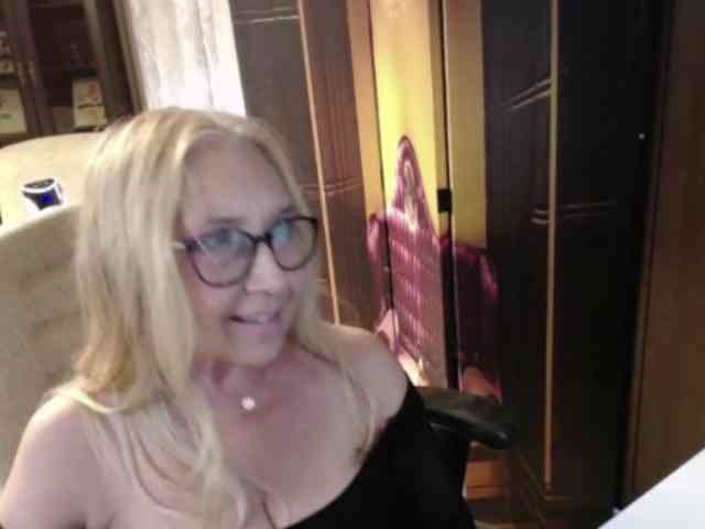 BlondeSofia webcam