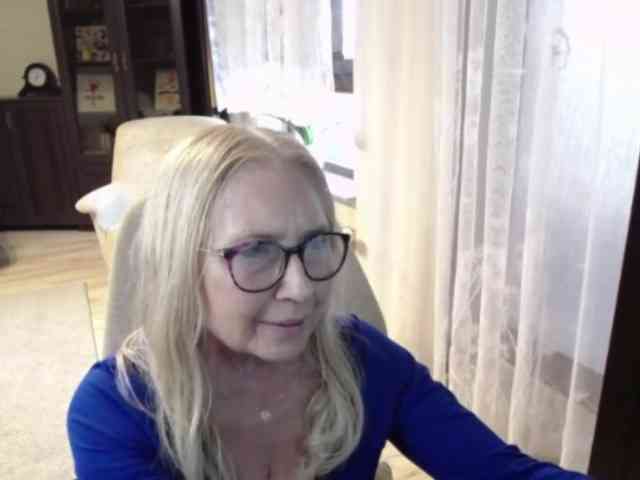 BlondeSofia webcam
