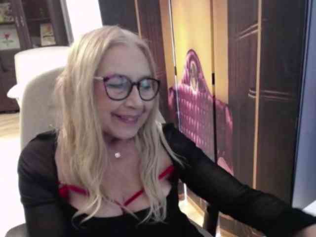 BlondeSofia webcam