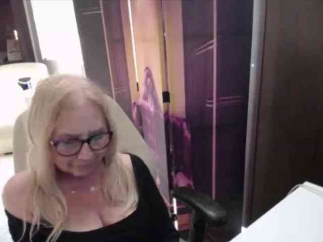 BlondeSofia webcam