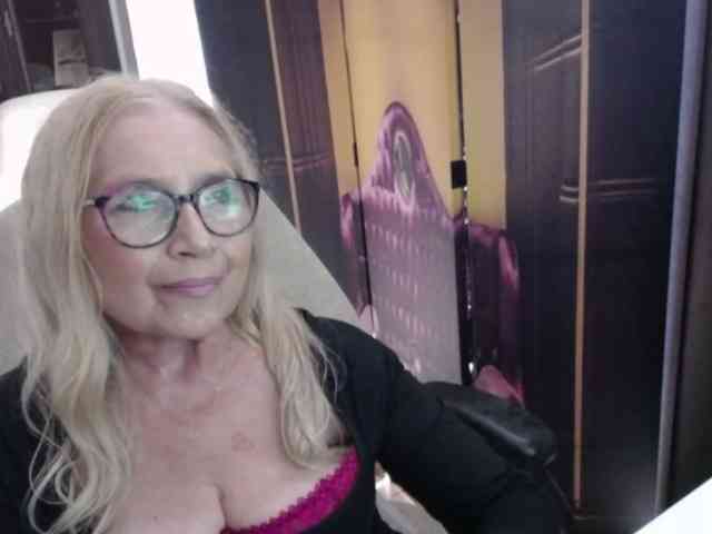 BlondeSofia webcam