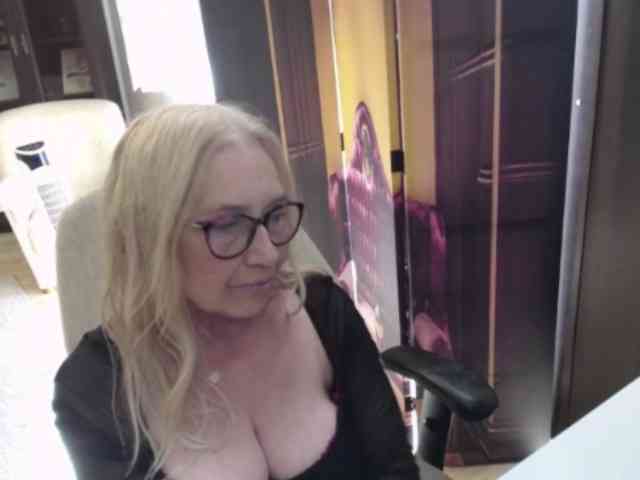 BlondeSofia webcam