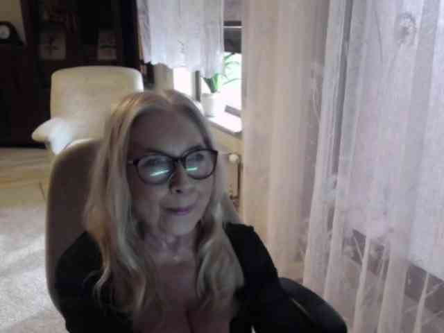 BlondeSofia webcam