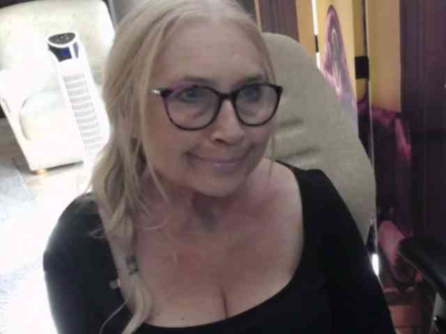 BlondeSofia webcam