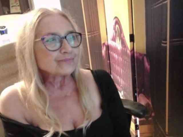 BlondeSofia webcam