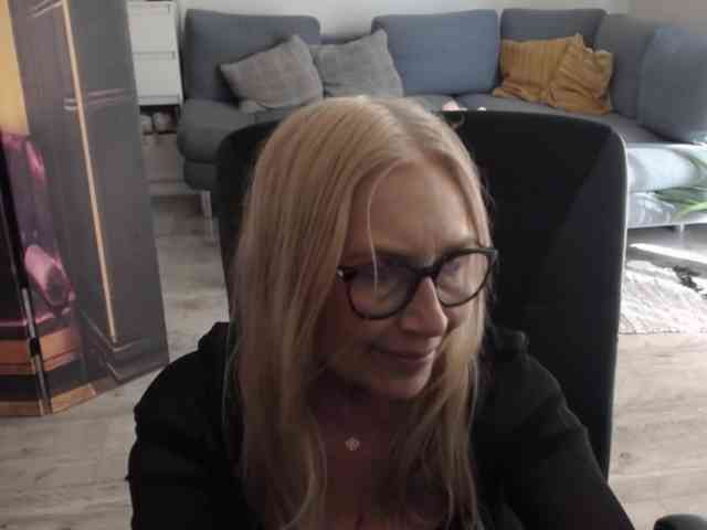 BlondeSofia webcam