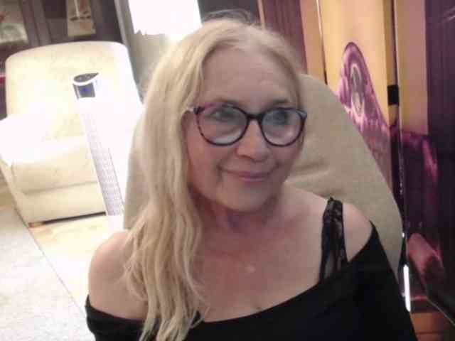 BlondeSofia webcam