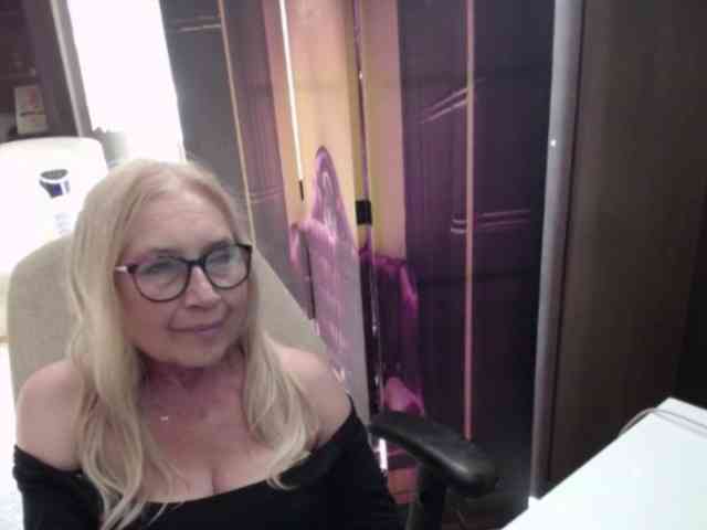 BlondeSofia webcam